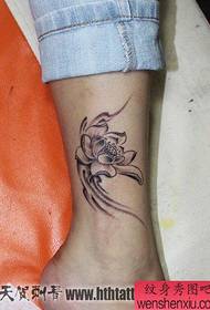 Fekete-fehér lótusz tetoválás mintázat népszerű a lányok lábain