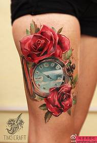 Yksi jalka nainen, eurooppalainen ja amerikkalainen taskukello, ruusu tatuointikuvio