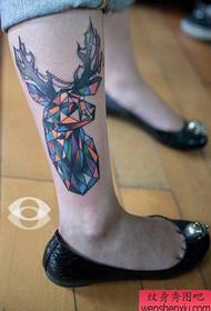 Нога популярный классический рисунок татуировки палевый треугольник