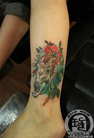 मुलीच्या पायांवर एक सुंदर ट्रेंड असलेला घोडा टॅटूचा नमुना