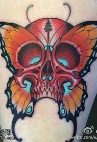 Tetování nohou a motýlů sdílí tetovací síň.