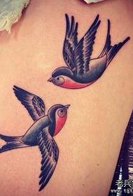 一幅大腿燕子纹身图案