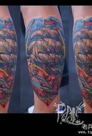 Um padrão popular de tatuagem de vela para as pernas