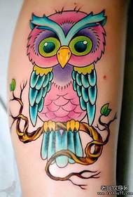 Вишуканий візерунок татуювання сови на ногах