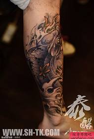 Мужская нога фиолетовая рыбка (3) с рисунком татуировки