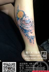 Magagandang pattern ng tattoo ng snow lotus ng babae sa mga binti ng mga batang babae