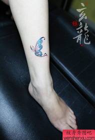Patron de tatuatge de papallona bonic i bonic color per a potes de noies