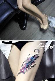 Skaistas meitenes kājas skaisti krāsainā tauriņa tetovējuma rakstā
