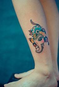 Super jauks, mazs ziloņu tetovējuma raksts uz meiteņu kājām