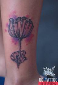 腿上美麗的罌粟花紋身圖案