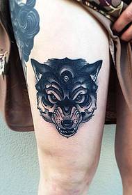 Recomaneu un tatuatge de llop pop popular a la cuixa