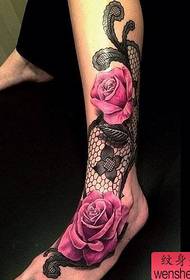 Kāju rožu mežģīņu tetovējuma darbs