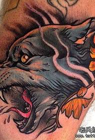 Det beste tatoveringsmuseet anbefalte benfarge tatovering av ulvhode