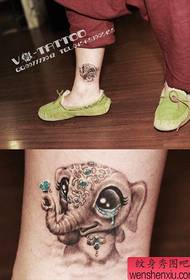 Bacaklarda güzel ve sevimli bebek fil dövme deseni