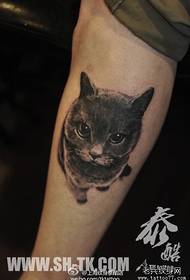 Patrón de tatuaje de gato gris negro clásico de piernas de niño