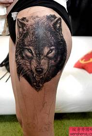 Cijenite popularnu tetovažu vučje glave na bedru