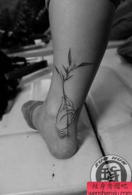 腿部流行经典的佛手竹子纹身图案