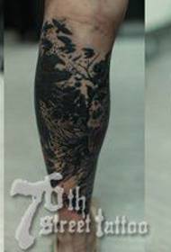 腿上非常英俊的經典烏鴉紋身圖案