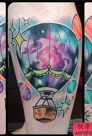Тетоважа балона у врућем ваздуху у боји ногу