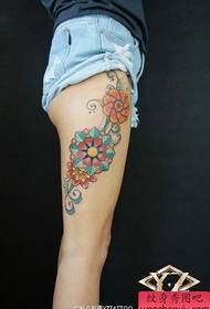 Precej priljubljen cvetlični vzorec tatoo vinske trte za noge deklet