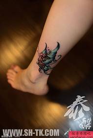 Γυναικεία πόδια χαριτωμένο μοτίβο τατουάζ πεταλούδα χρώμα