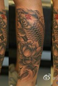 Traditionella svartvit bläckfisk tatueringsmönster populärt i benen