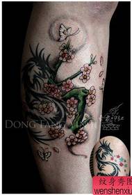 Hermoso patrón de tatuaje de flor de ciruelo en las piernas