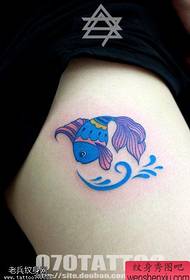 As tatuaxes son compartidas con peixes de cores nas pernas das mulleres