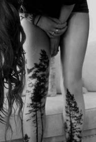 Tatueringsmönster för kvinnliga ben svarta och vita träd