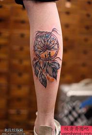 Un traballo de tatuaje de captura de soños de pernas é compartido polo programa de tatuaxes