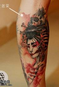 një model tatuazh geisha me ngjyra të këmbëve