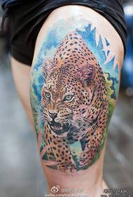 ລວດລາຍ tattoo Leopard ທີ່ເຢັນແລະງາມຢູ່ເທິງຂາ