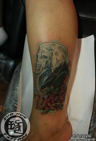 A fashionable and fashionable elephant tattoo pattern on the legs