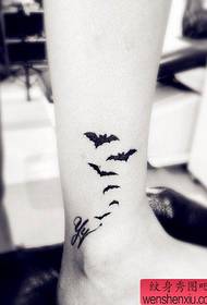 Un modello di tatuaggio di pipistrello totem popolare nella gamba
