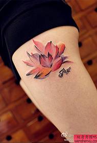 Kvinde ben farvet lotus tatoveringsmønster