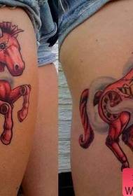 Gambe di donna, tatuaggi di cavalli