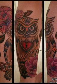 ფეხის ლამაზი კლასიკური ძველი სკოლა owl tattoo ნიმუში