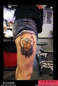 Тетоважа јелена од ружа у боји ногу