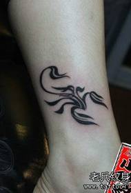 Lány lába, egy totem skorpió tetoválás mintája