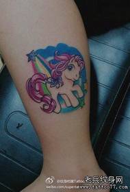 Patrón de tatuaje lindo pequeño pony para piernas de chicas