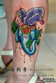 Дівчина ноги красива тенденція слон татуювання візерунок