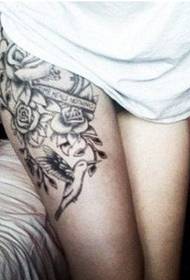 Ноги дівчини чорно-сіра троянда європейських та американських візерунок татуювання