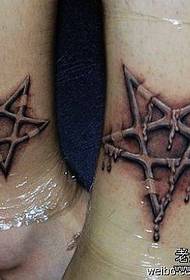 Padrão de tatuagem de estrela de cinco pontas de casal rasgando a perna