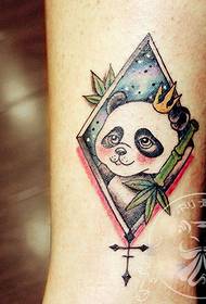 Modello tatuaggio panda alla caviglia