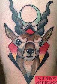 Leg school stijl gekleurd antilope tattoo patroon