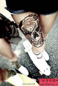 ženski uzorak tetovaže lubanje na nogama