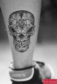 La imatge del tatuatge recomanava un patró de tatuatge de crani de personalitat de les cames