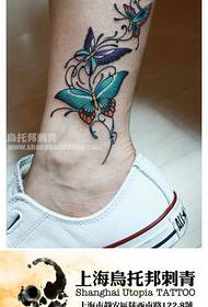 Il bellissimo disegno del tatuaggio a farfalla sulla gamba