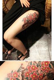Mooie perzikbloesem tattoo op de benen van meisjes