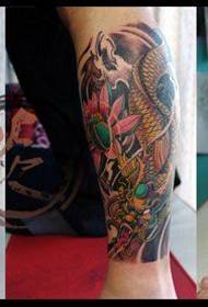 Крака доминиращ готин модел татуировка на калмари